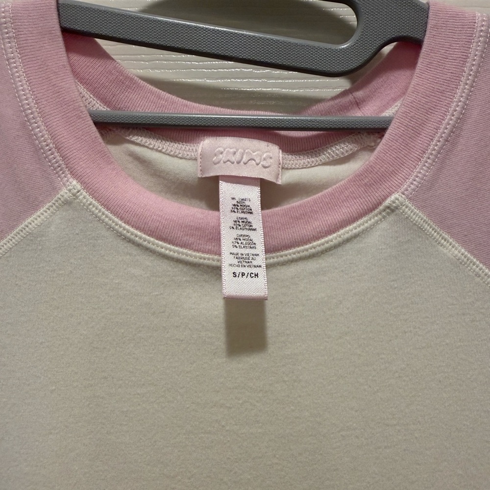 🎀 NWOT SKIMS s Boyfriend Cutoff Raglan Tank